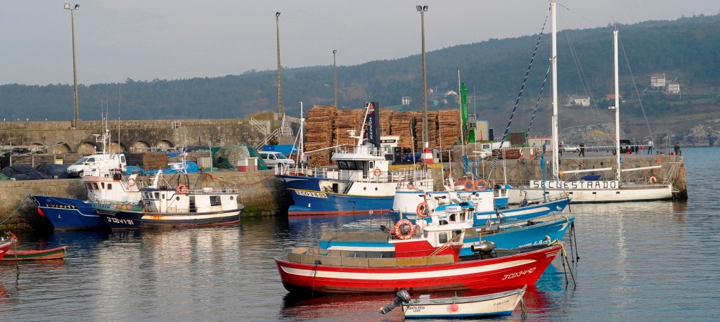 Una embarcación de Laxe simboliza el "secuestro" de las comunidades pesqueras | A.G.A.